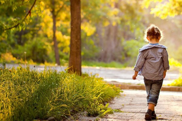 La bambina va in lontananza