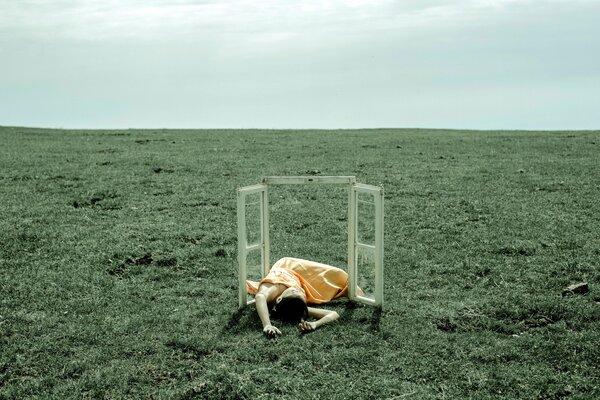 Foto di casa d arte, persiane aperte in un campo con una ragazza in esso