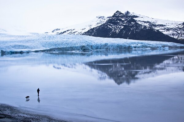 La photo de l homme sur glac зере de la montagne