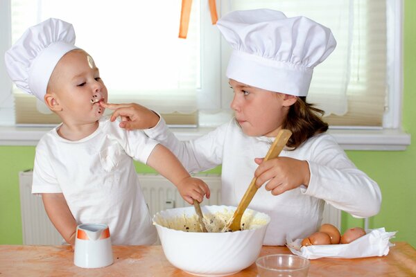 Niños divertidos cocineros cocinan