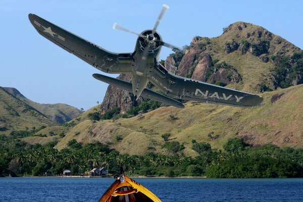 Un avión sobre el agua vuela a las montañas