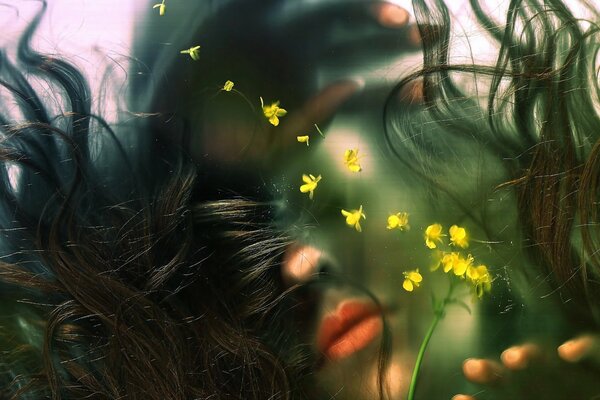 Chica con flores en el agua