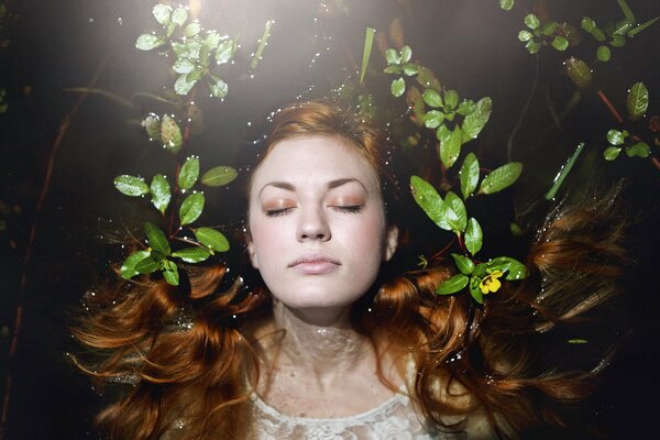 Fille élégante dans l eau avec les cheveux lâches