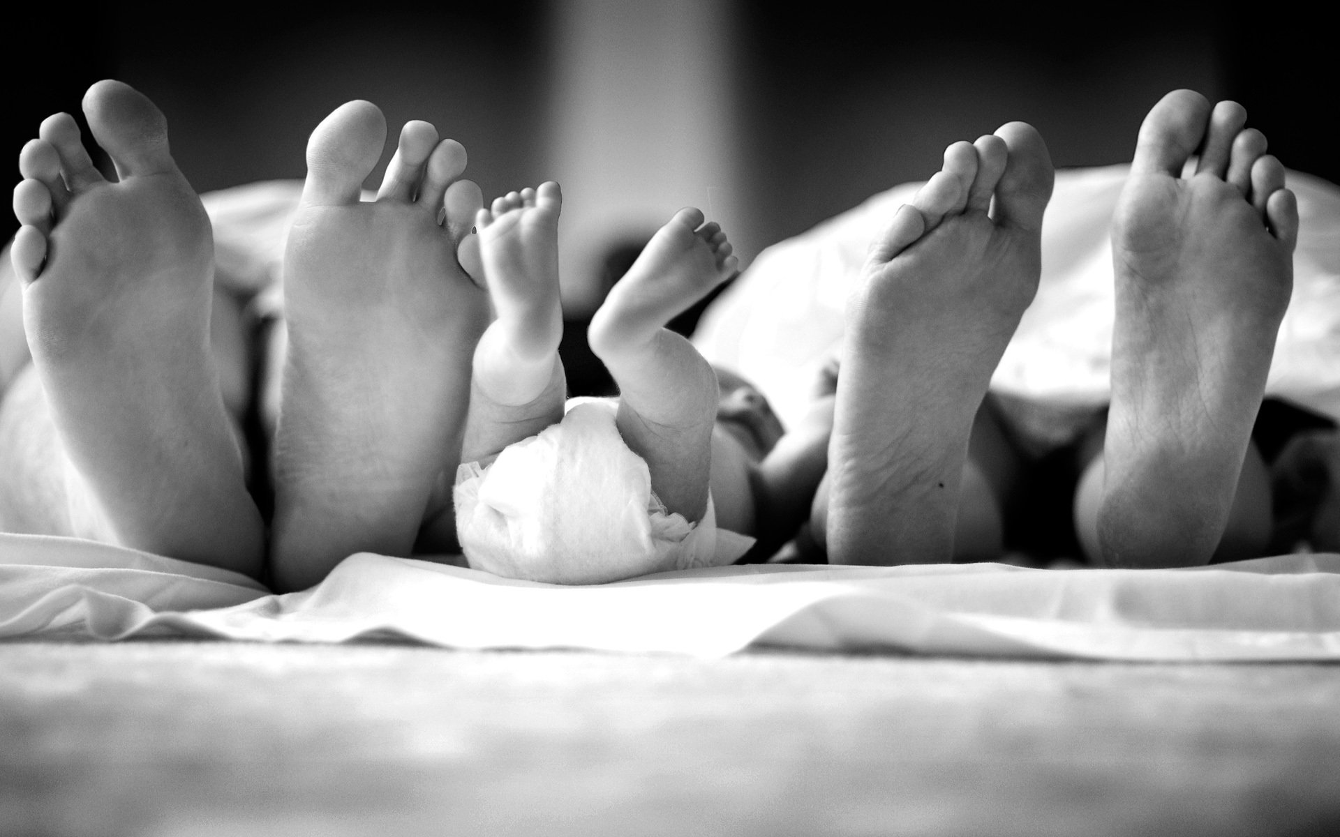 les pieds la famille l enfant le sommeil h/b noir et blanc