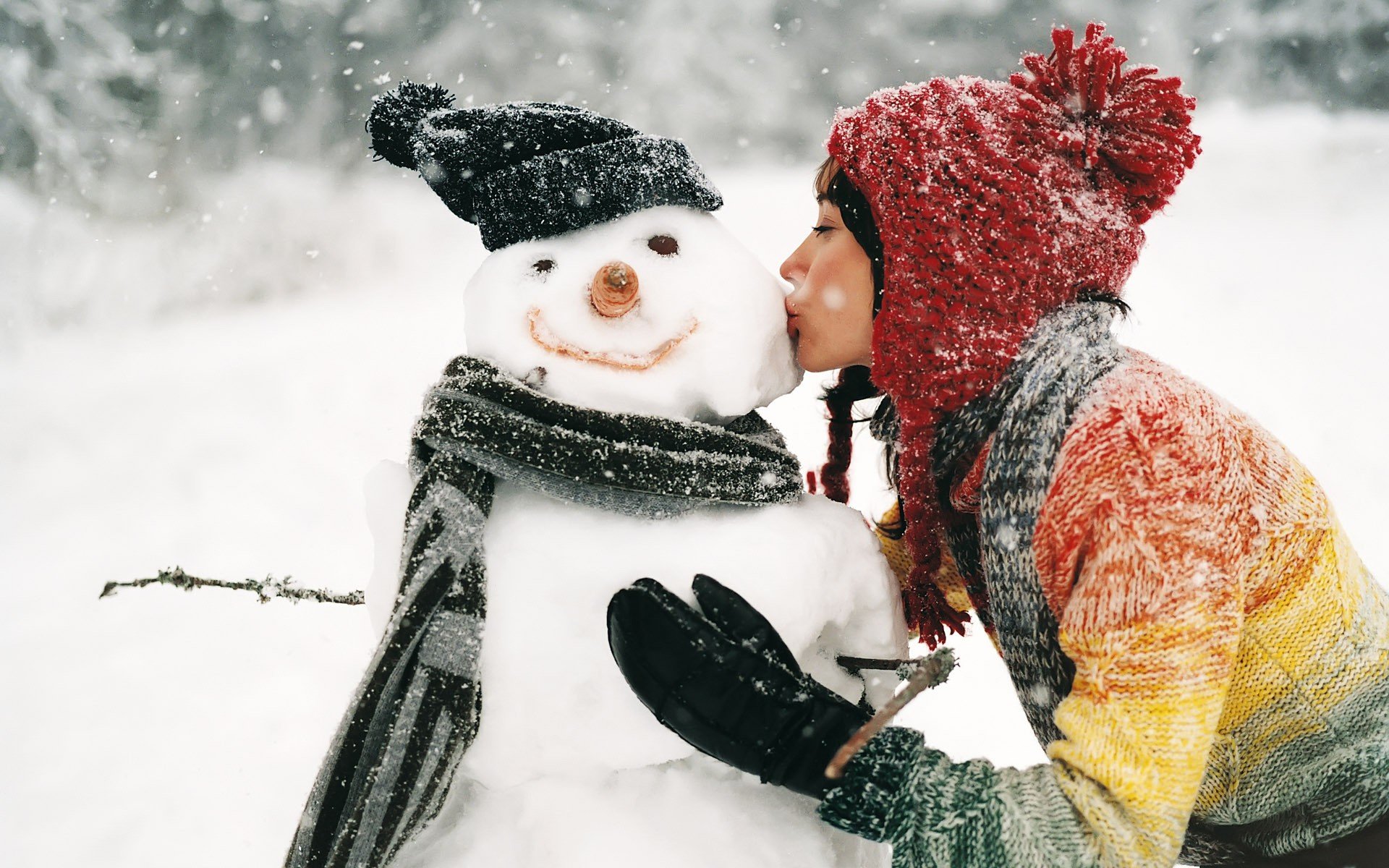 inverno neve pupazzo di neve ragazza bacio