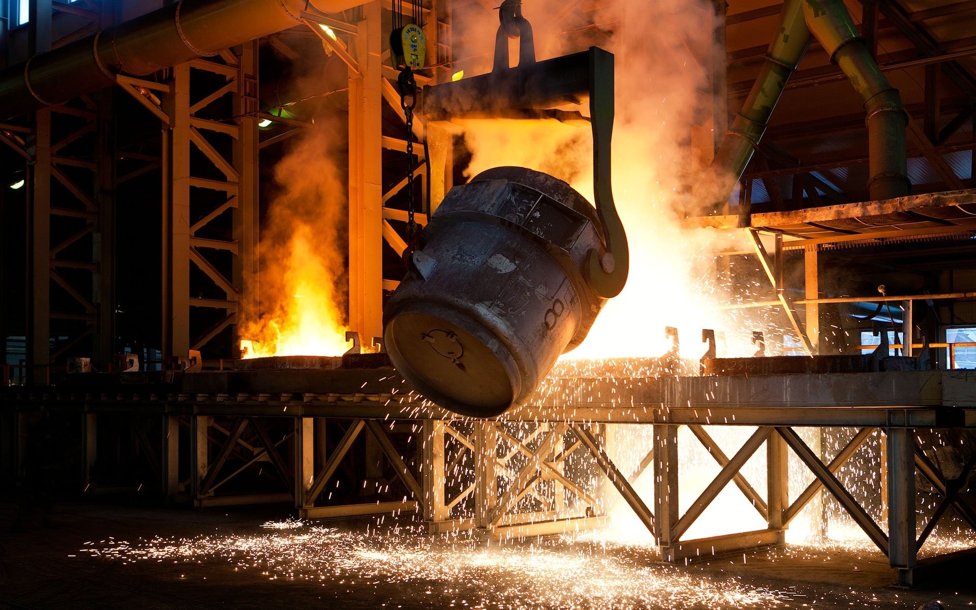 un atelier de métal des étincelles la fusion