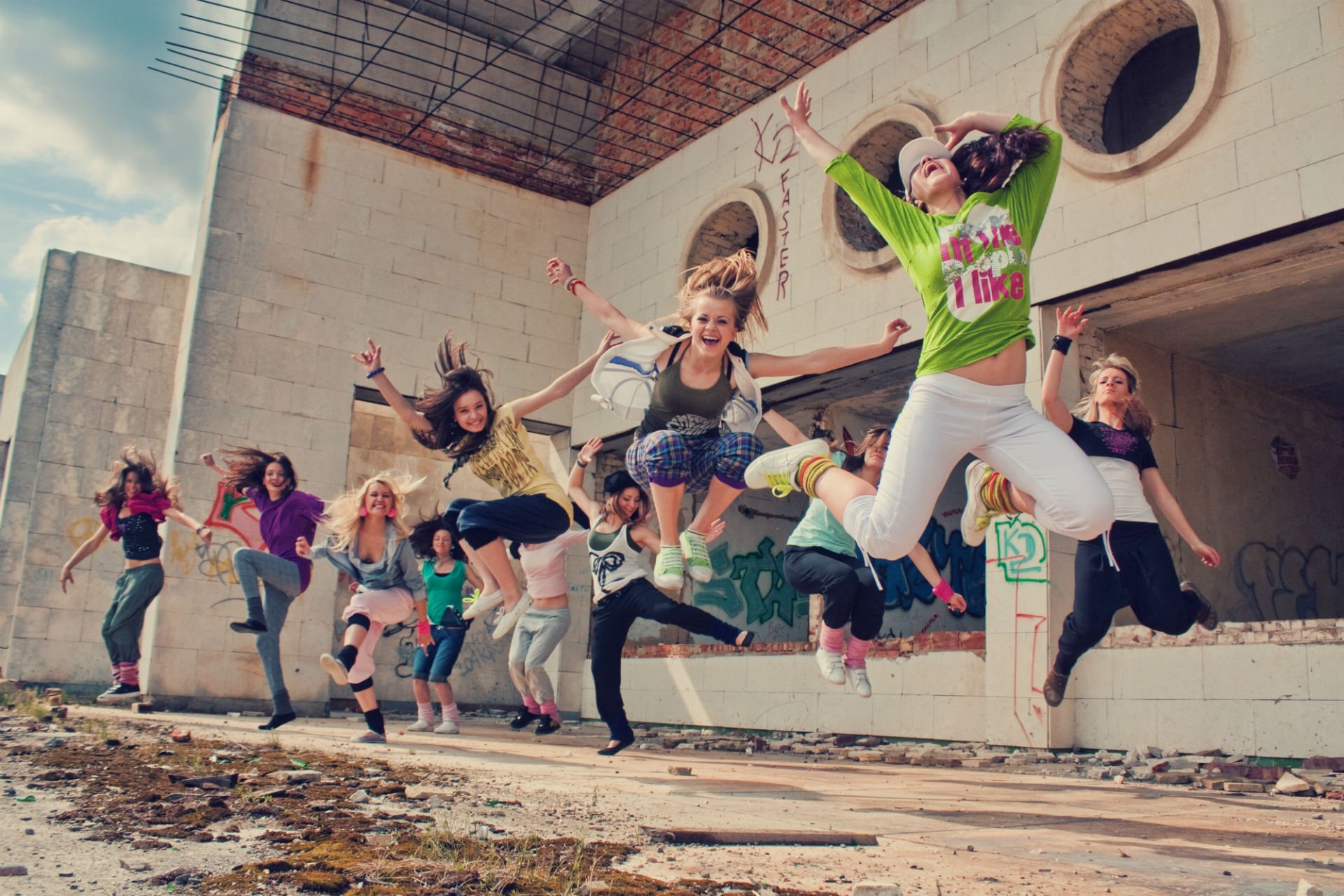 situaciones personas chica alegría felicidad saltar saltar en el aire vuelo danza movimiento acción. calle. fondo fondos de pantalla