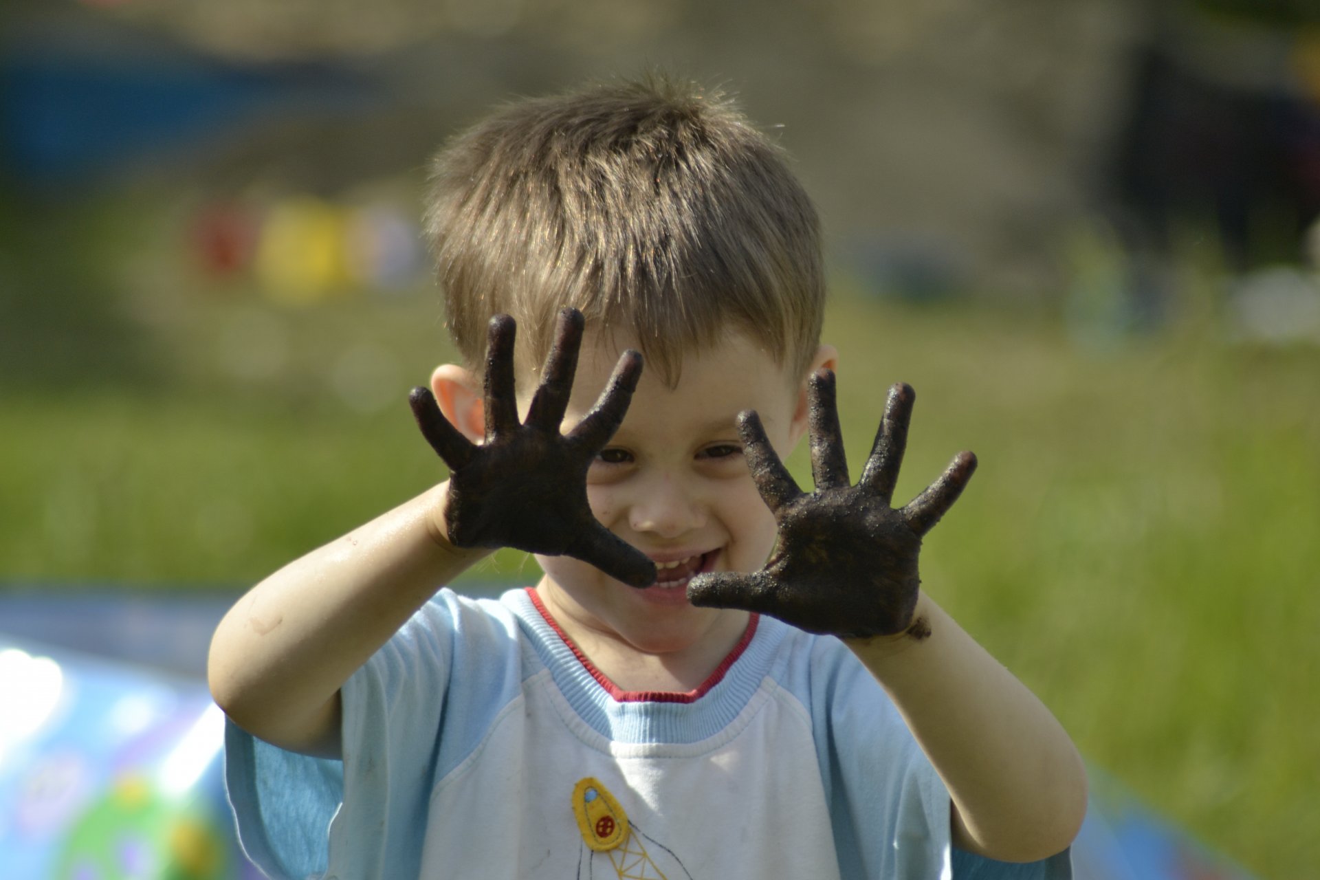 les enfants les enfants la situation la saleté été nature drôle très drôle