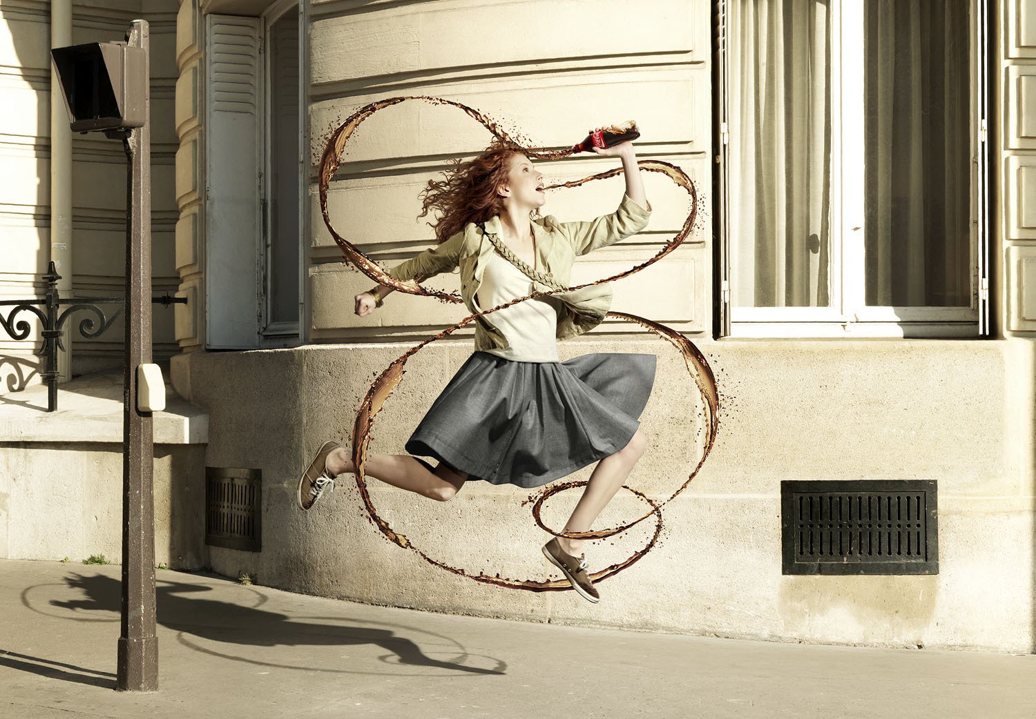 roman lawrence fotografo ragazza coca-cola getto strada