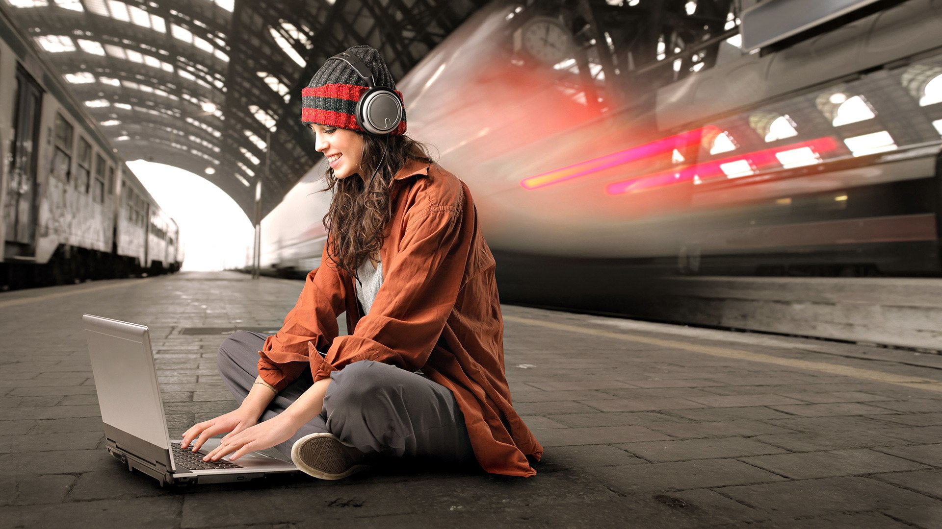 métro un ordinateur portable la passion l intimité le casque la jeune fille