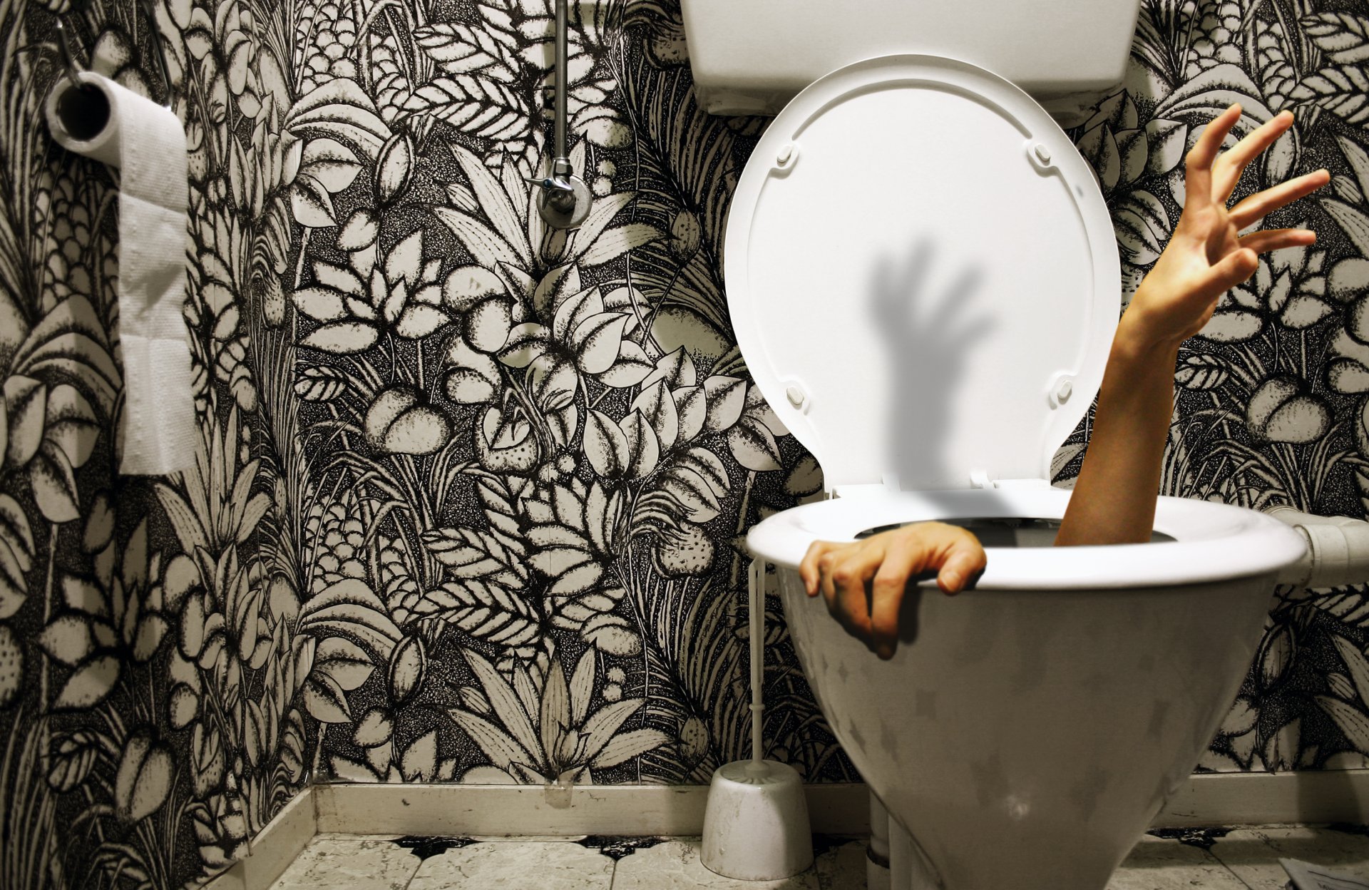 verloren in der toilette toilette hand badewanne papier