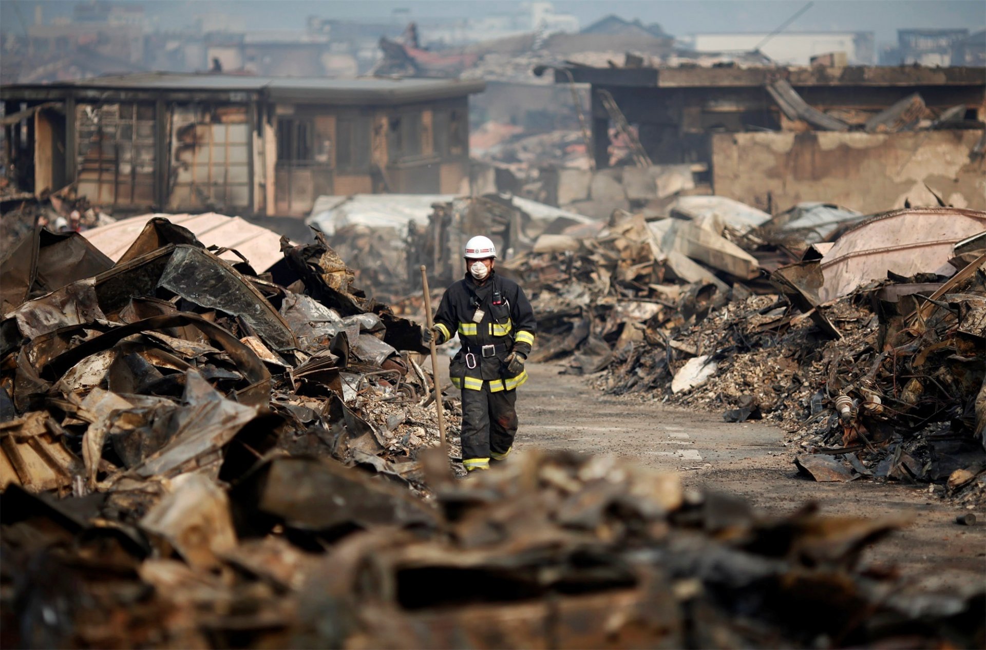 le japon le tremblement de terre tsunami catastrophe la mort la destruction des ruines des ruines des éléments la ruine la ville le sauveteur le masque la maison le deuil la supplication de suspense