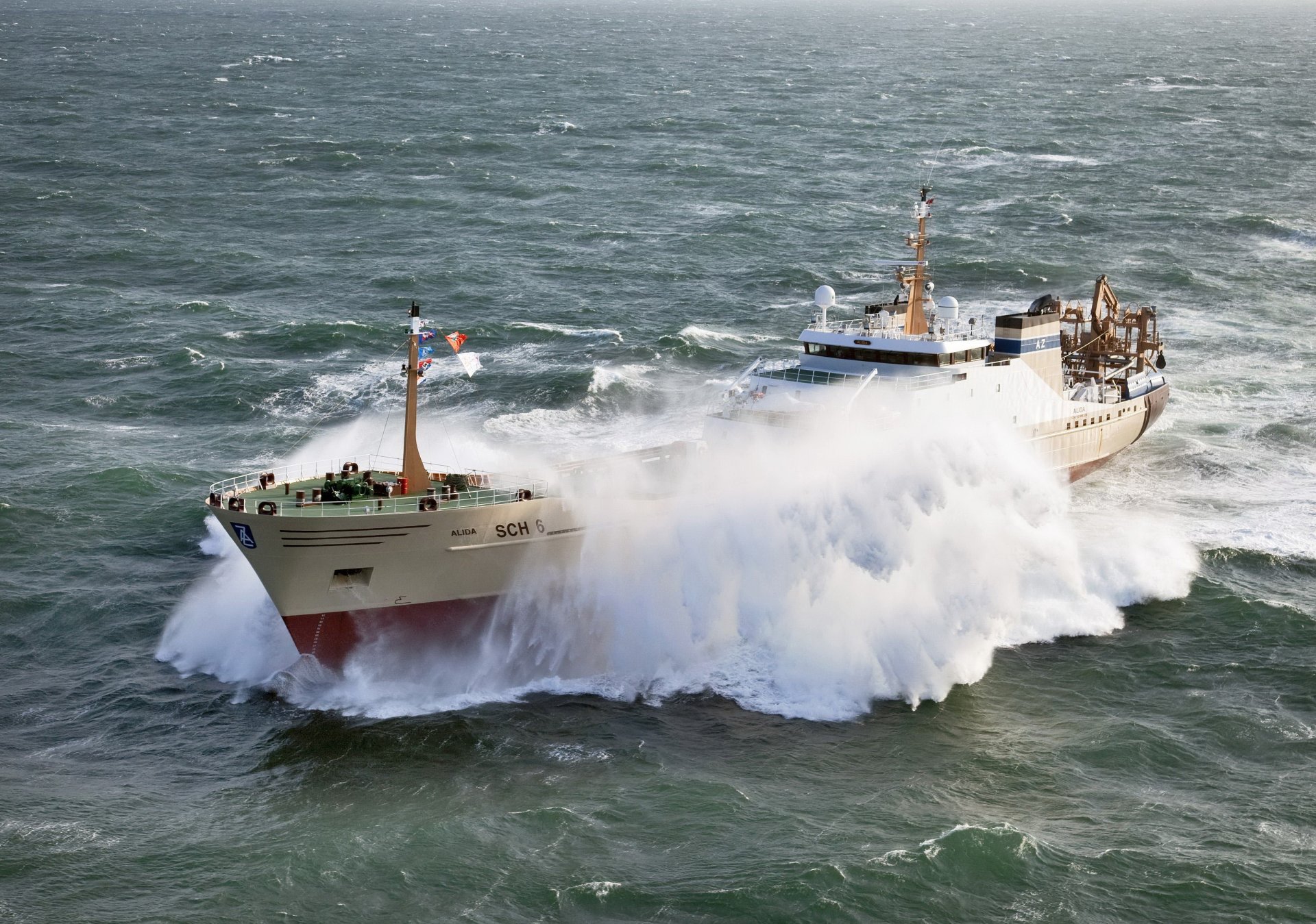 le navire la mer les vagues la tempête les éclaboussures extrêmement