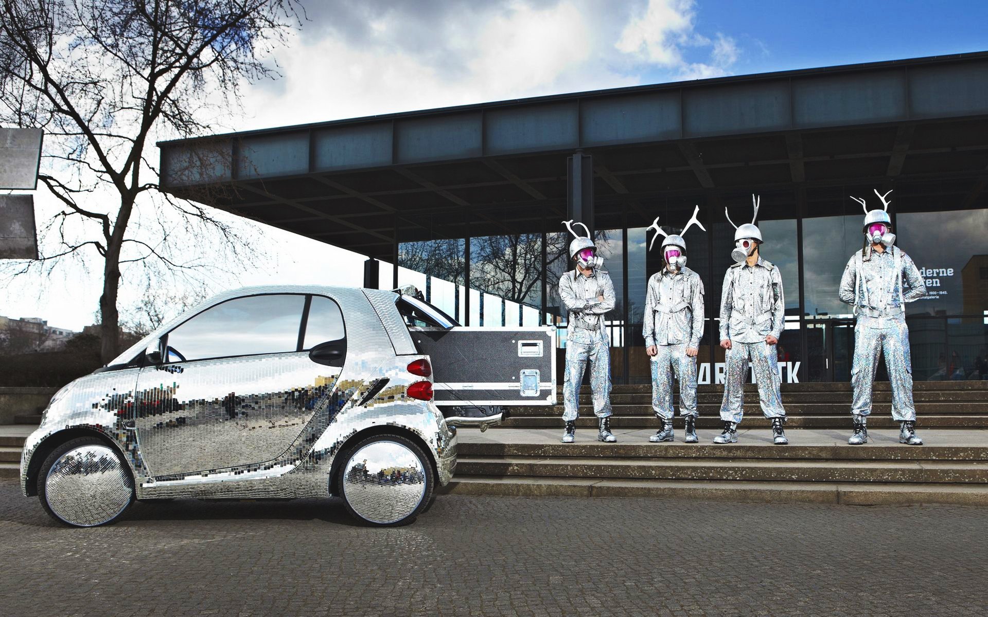 voiture mini jantes réflexion paillettes personnes casques cornes masque à gaz miroir coffre vêtements combinaisons