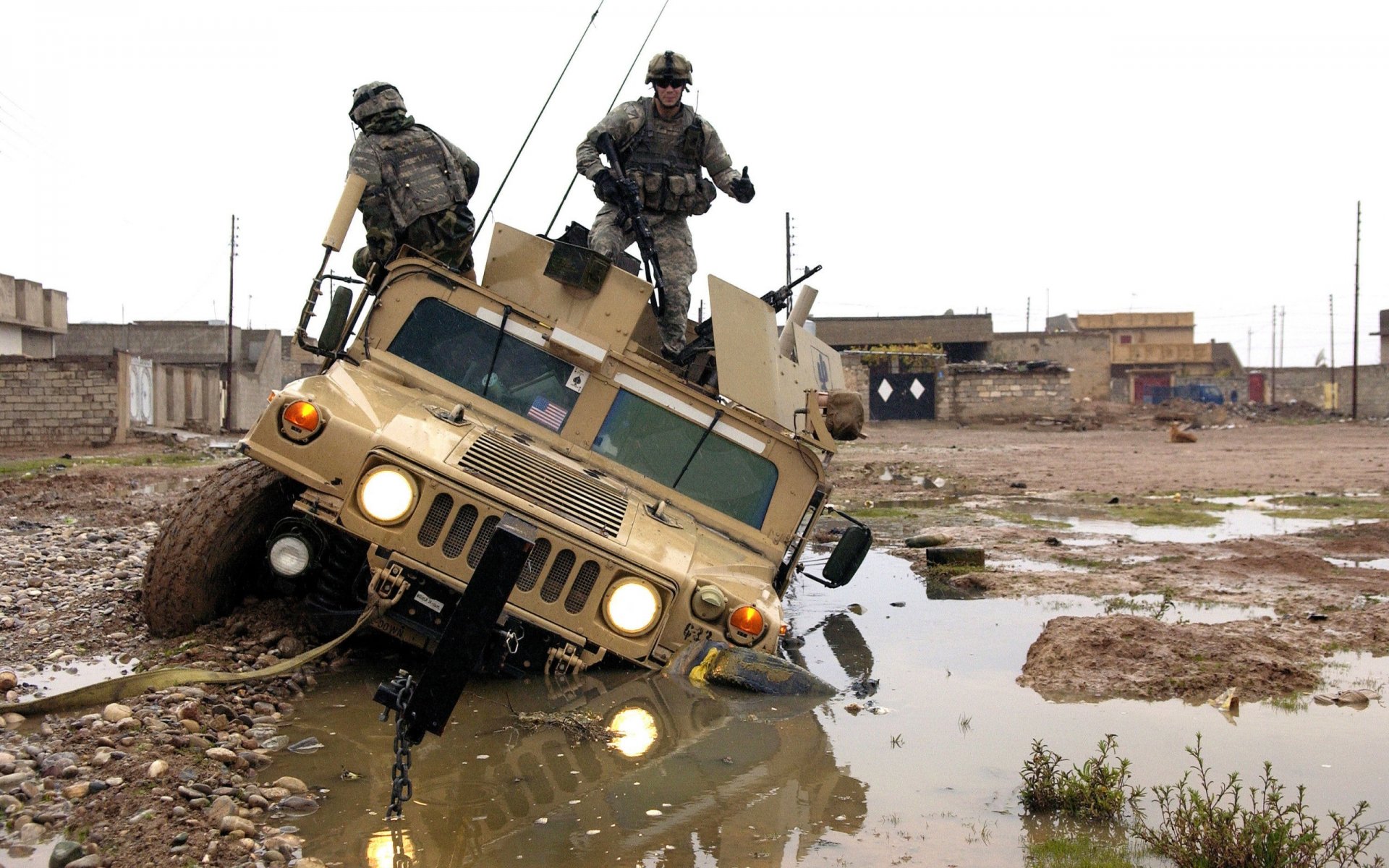 militar estadounidense soldados jeep ahogado charco accidente molesto broma