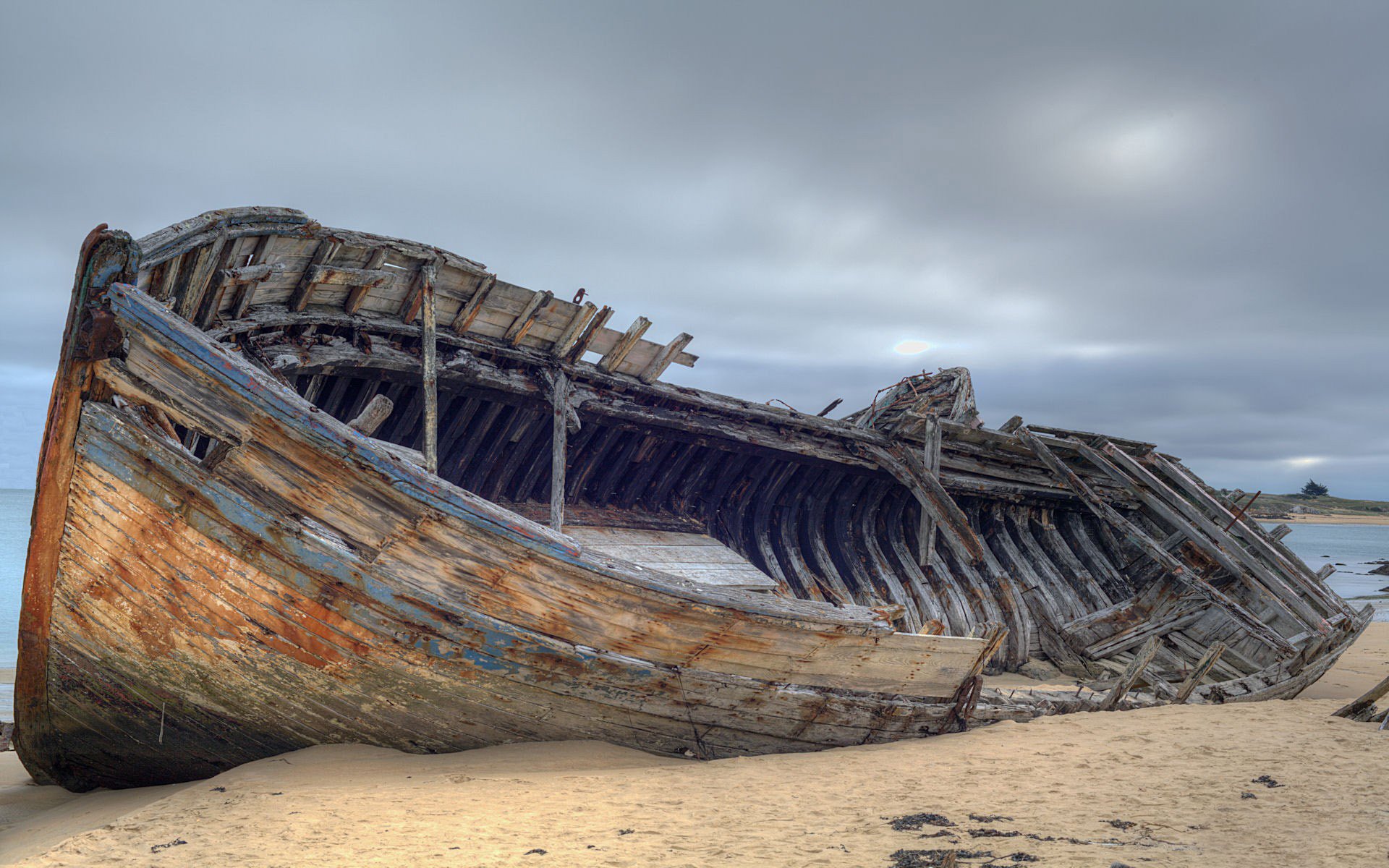 situation navire bateau navire cadre coque planches bois épave ruines rivage sable côte horizon ciel nuageux mineur humeur