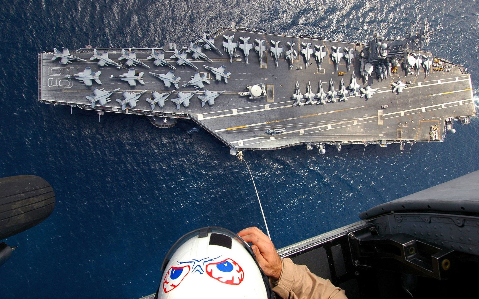 portaerei aerei f-18 bombardieri elicottero uomo cavo persone oceano cabina di pilotaggio carrello di atterraggio casco figura