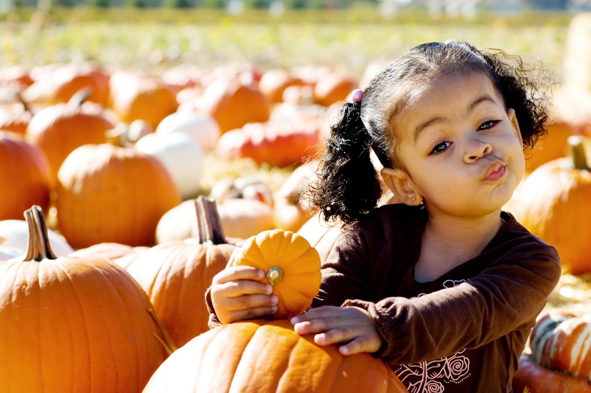 ragazza bambino faccia smorfia divertente zucca zucca frutta