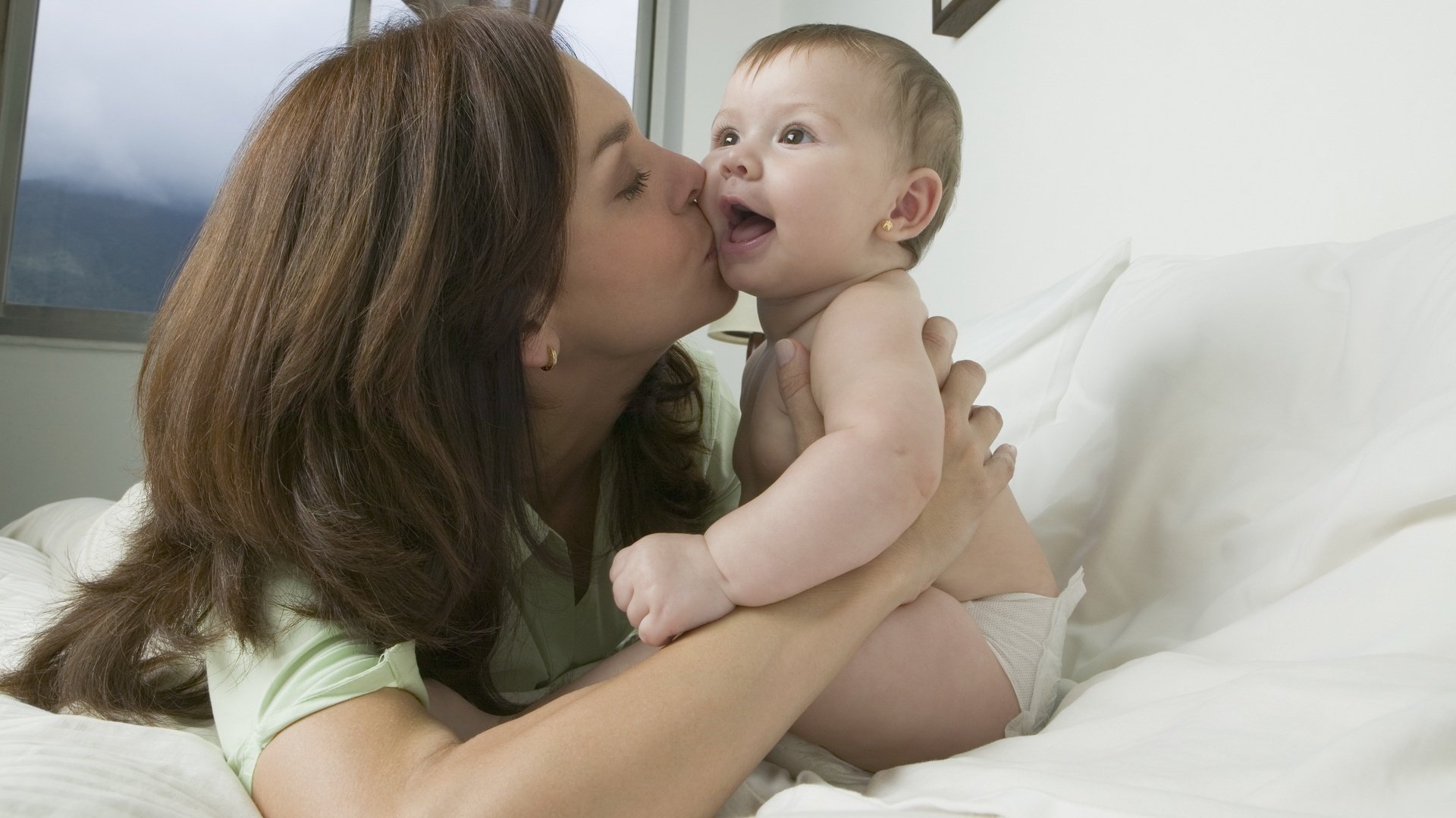 mama baby kind mütterliche liebe küssen