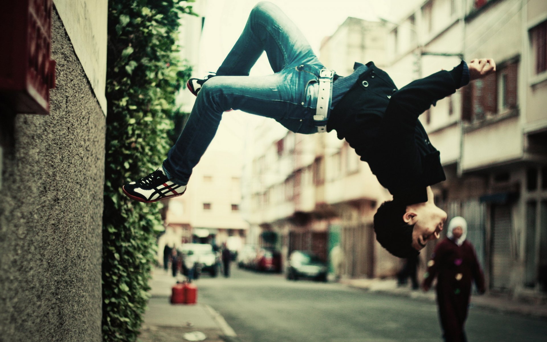 mur de la ville le gars flips des passants des jeans la ruche