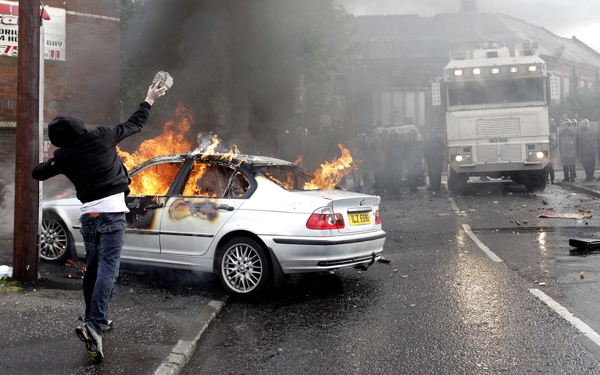 le gars un tyran une pierre bmw brûle le feu l agitation le camion la police la situation