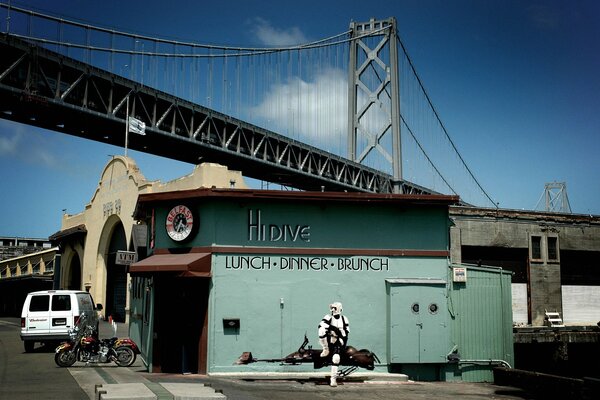 Diner Scout in San Francisco unter einer brücke