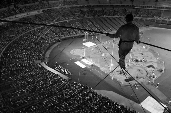 Les spectateurs regardent la situation sous le dôme