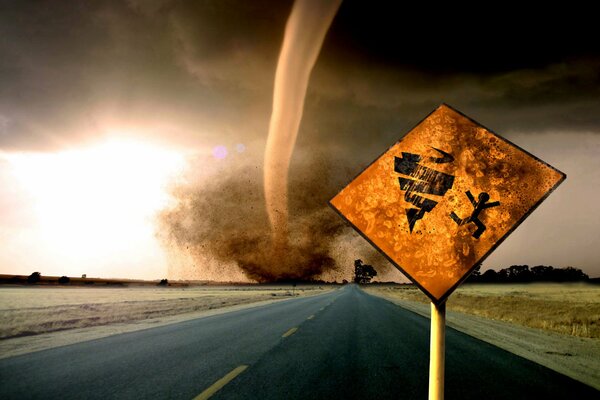 Tornade sur la route et un signe de danger