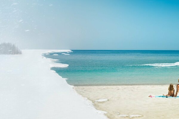 Il simbolismo della fusione delle stagioni dell inverno e dell estate con lo sciatore sulla neve e madre e figlia Sedute in riva al mare