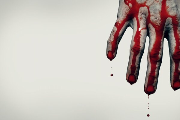 Grauer Hintergrund und Hand im Blut