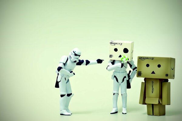 Stormtroopers con cajas de cartón y hombrecito