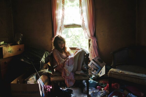 El lío de la mañana de la chica en la habitación