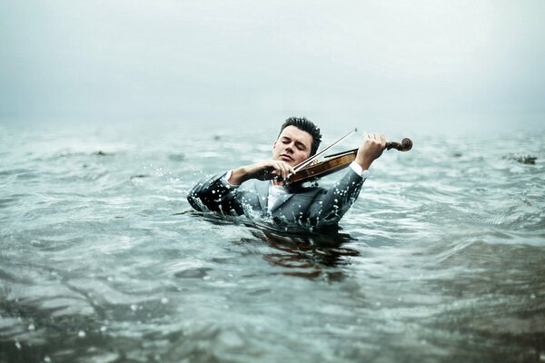 Ein Mann im Wasser spielt Geige