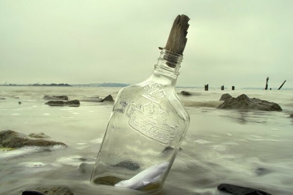 Dans la mer trouvé une bouteille avec une Note