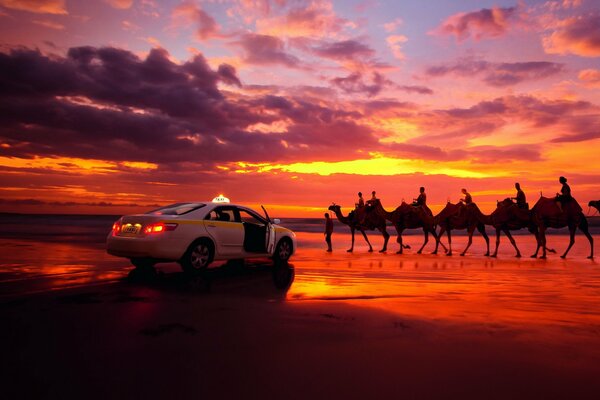 Taxi e roulotte nel deserto nuvoloso