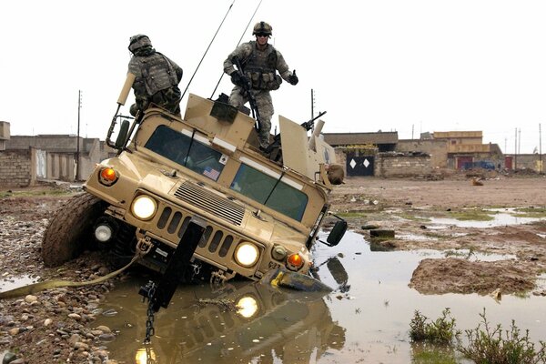 Jeep militare tirato fuori dalla pozzanghera