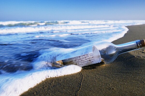 Flasche am Meer mit Botschaft