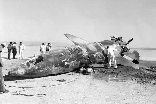 Foto eines Flugzeugabsturzes in der Wüste