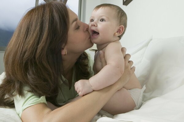 Maman embrasser son bébé