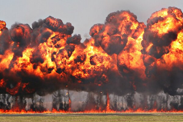 Il campo verde è stato inghiottito da un enorme esplosione e fuoco