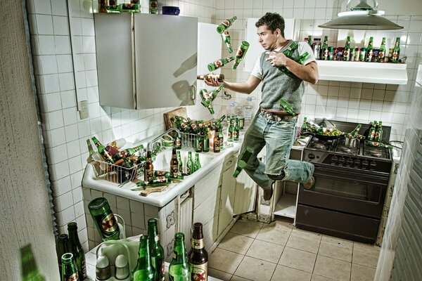 Hombre con un montón de cebolla en la cocina