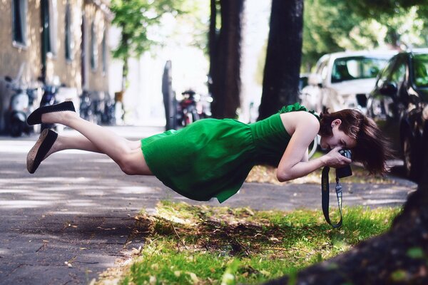 Flottant fille prend des photos de l herbe