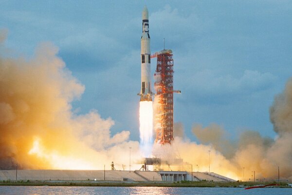 Lancement de la fusée depuis le cosmodrome. La fumée, le feu, le décollage