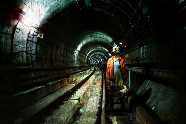 Eine Spielzeugmaske in einer dunklen U-Bahn