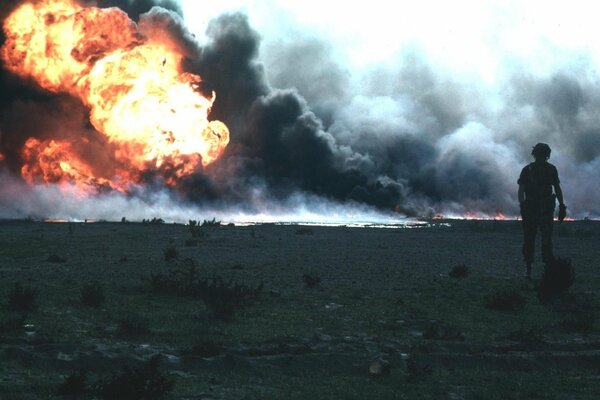 Explosion dans le ciel à côté des soldats