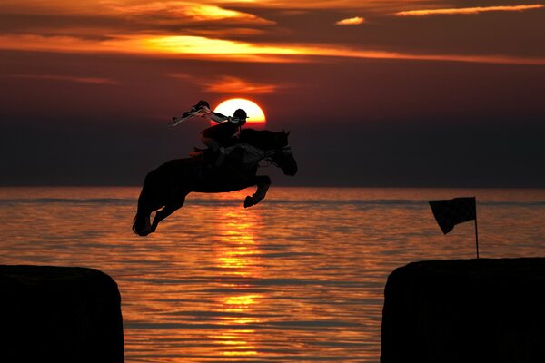 Pferd macht einen Sprung bei Sonnenuntergang