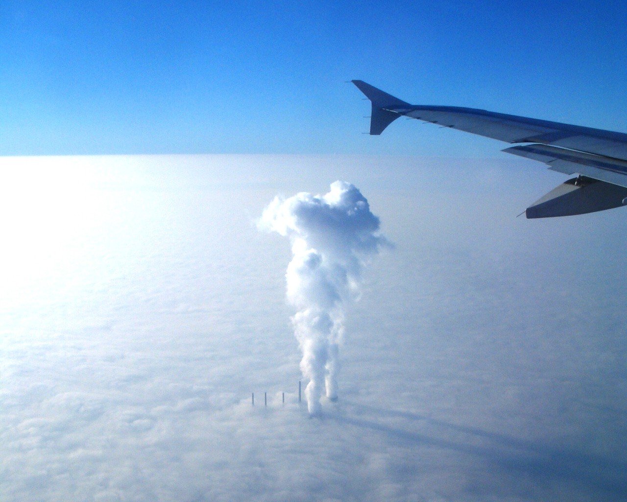 nuages tuyaux fumée avion