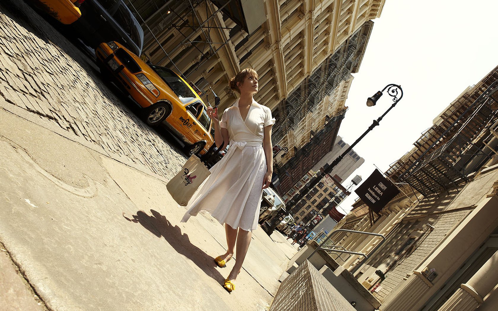 romain laurent new york ragazza vestito strada taxi inclinazione