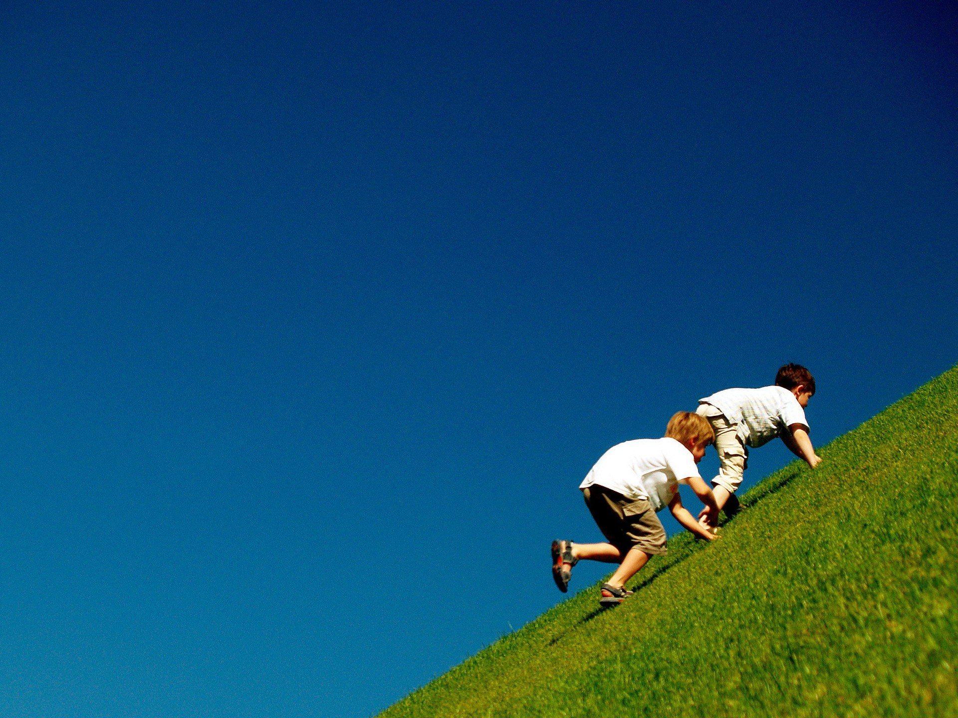 niños verdes montaña