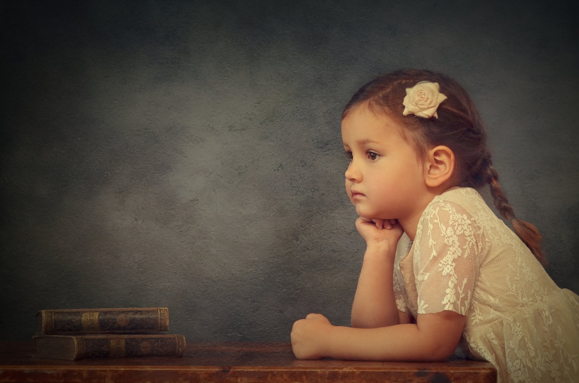 ragazza libri rosetta pensosità umore